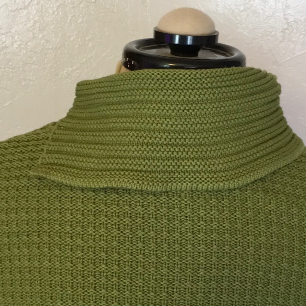 Splendor green 2 button modified turtleneck - Picture 4 of 10